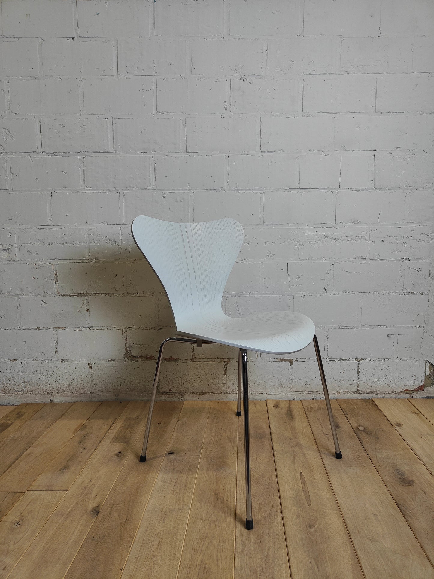 YOURI - TRIO OF VINTAGE LEATHER CHAIRS